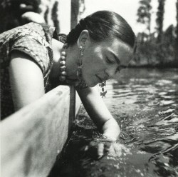  Frida Kahlo on a boat in Xochimilco,Mexico City (1936)  