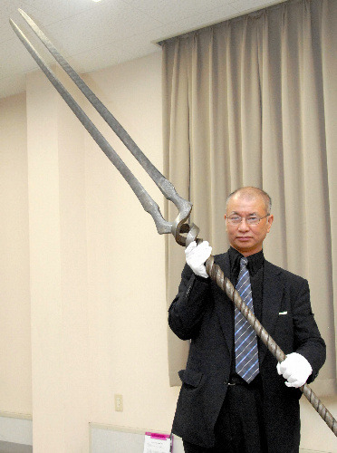 art-of-swords:  Swordsmiths forge “Spear of Longinus” from Evangelion anime The