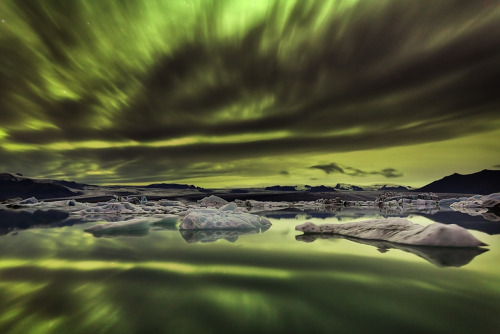 Arctic Butterfly | Northern lights on Glacier Lagoon, Jokulsarlon, Iceland© Iceland Aurora (Photo To