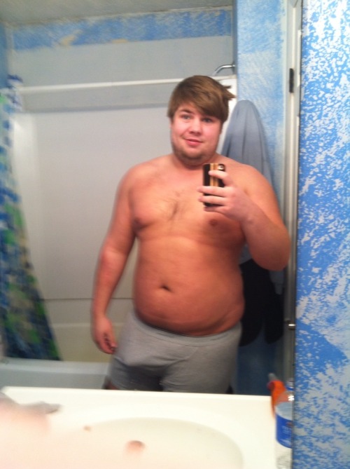 chubpornlover: thejungleofmufasa: bigboysdoitbetter: Fuck he’s hott! Oh I know him! lindo pend