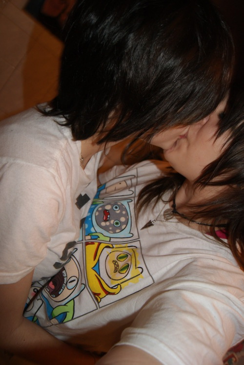 evelyn-hotchner-reid:  Encontré muy linda y tierna esta pareja, de seguro es porque noto muchas diferencias entre ellas, y eso me encanta <3. Además que me gustó la polera de la niña de la izquierda :3