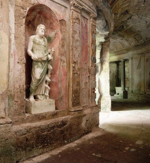 uulemnts:a-l-ancien-regime:Statue of AsclepiusThe park Atrium of the Caserta palace, Caserta, Italy.