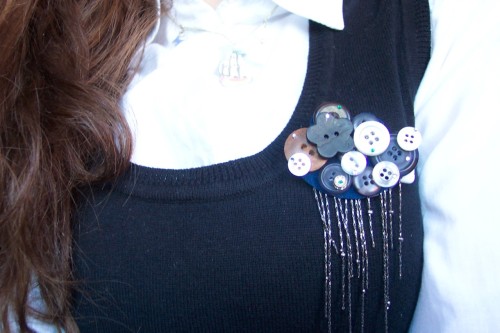 Simple vintage style button brooch.  The hardest part was finding the buttons!