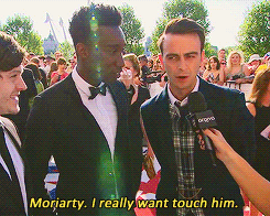 macavoys:Interviewer: Who are you hoping to rub shoulders with tonight?aka Joseph Gilgun and his con
