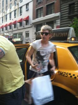 the-curls-get-girls:  paulways-watching-1d: Niall earlier today.  GUYS DO YOU SEE THOSE BICEPS THE FUCK 