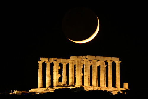 actuallycrying:The Moon sets behind the temple of Poseidon at Sounio 