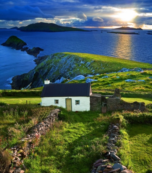 bluepueblo:  Above the Sea, Ireland photo via erchaminion 