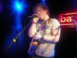 drinkingcoldcoffeewithedsheeran:  those arms omg. 