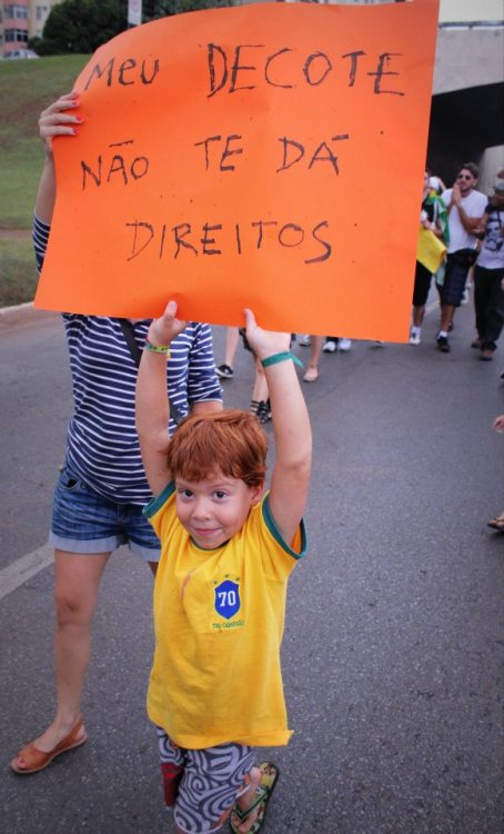 0800fuckall:  A situação do Brasil está tão deplorável que mulheres, gays e trabalhadores precisam fazer protestos para serem respeitados e valorizados, e o interessante é que no hino nacional diz: “Dos filhos deste solo és mãe gentil, pátria