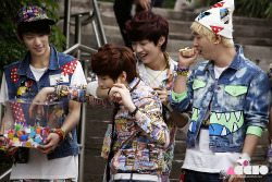 Sandeul biting Jinyoungs arm. (^-^) More like the duck biting the fox&rsquo;s arm. LOL