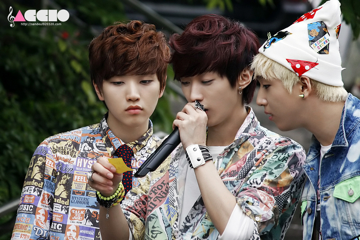 Sandeul biting Jinyoungs arm. (^-^) More like the duck biting the fox&rsquo;s