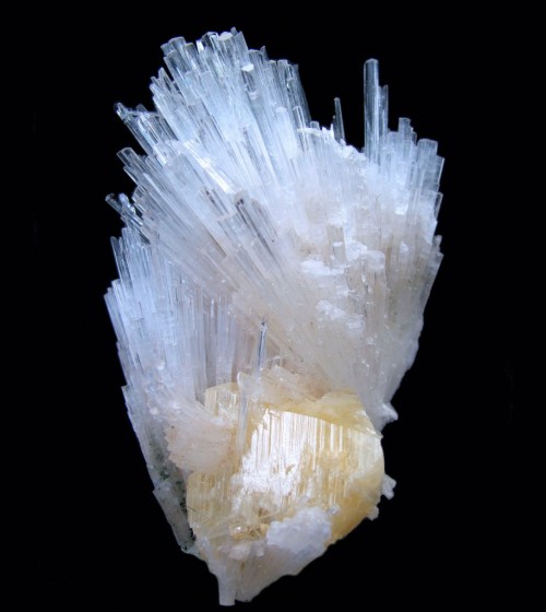 Powellite with Scolecite.