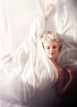 dormirever:  Marilyn Monroe by Douglas Kirkland 