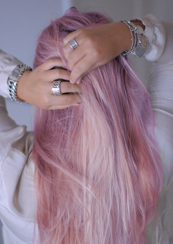 surrend-r:  i just love pink hair omg 