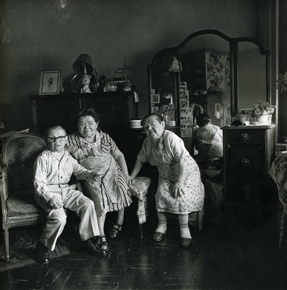 Diane Arbus – Russian midget friends in a living room on 100th Street, N.Y.C.,