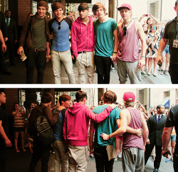 guydirectioners:  The boys outside their