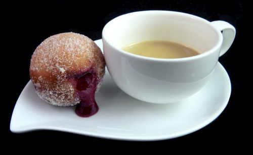 kitchencircadia:  BLUEBERRY BOMBOLINIwith white chocolate & chicory latte From our Pastry Chef Jenna L.  Algo así para merendar?