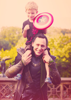 gaynessandgeekery:  i-heart-blank:  hiddles-stew:  7/20 Photos of Tom Hiddleston  I love this picture beyond all words. I love the story as well!!! nothing makes my knees weak like a grown man holding a child  OH MY GOD, why is Tom Hiddleston PERFECT?!