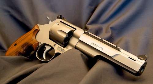 gunrunnerhell:  S&W 625 Performance Center (This isn’t a standard 625, the Performance Center marked firearms are Smith & Wesson’s custom shop models. Note the ported barrel and ability to accept optics.) 