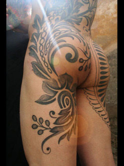 malebodylines:  I wish I were a tattoo. 