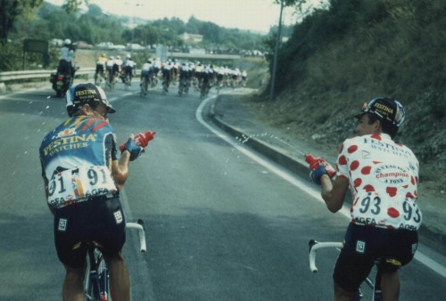 fabbricadellabici:Richard Virenque (KOM jersey) and Luc Leblanc fooling around at the Tour de France