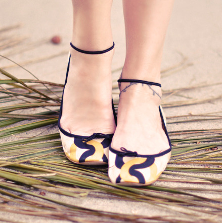 DIY Easy Ankle Straps for Ballet Flats Tutorial. Tutorial from …love Maegan here.