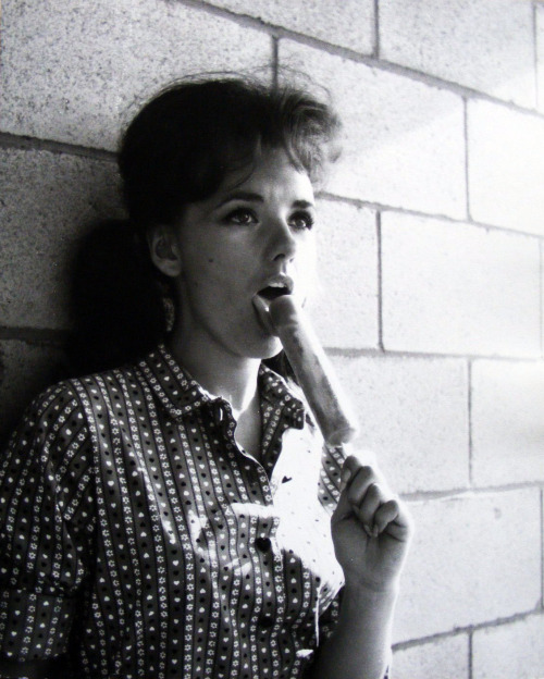 Dawn Wells (“Mary Ann” on Gilligan’s Island) was quite a babe.  This picture must have come before that wholesome, Kansas image they gave her on the show…