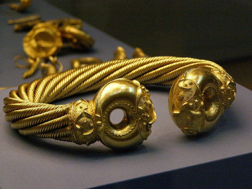 fuckyeahvikingsandcelts: Golden Torc by AlxTheRed on Flickr.