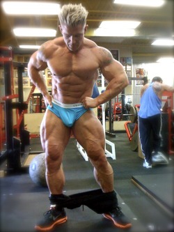 alpha1976:  hard-muscles:  Andy Haman   Check