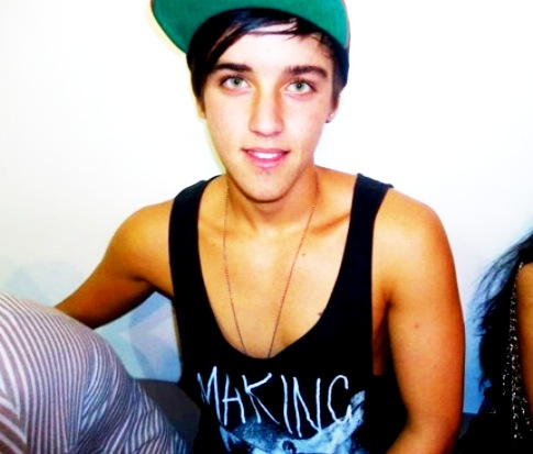 chasing-the-janoskians:  Bye ovaries.. 