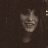 we-heart-demi:  O que realmente dói é você estar cercada de pessoas, mas mesmo assim ainda se sentir sozinha. - Demi Lovato. 