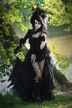 ilovegothgirls:  And there in the clearing…