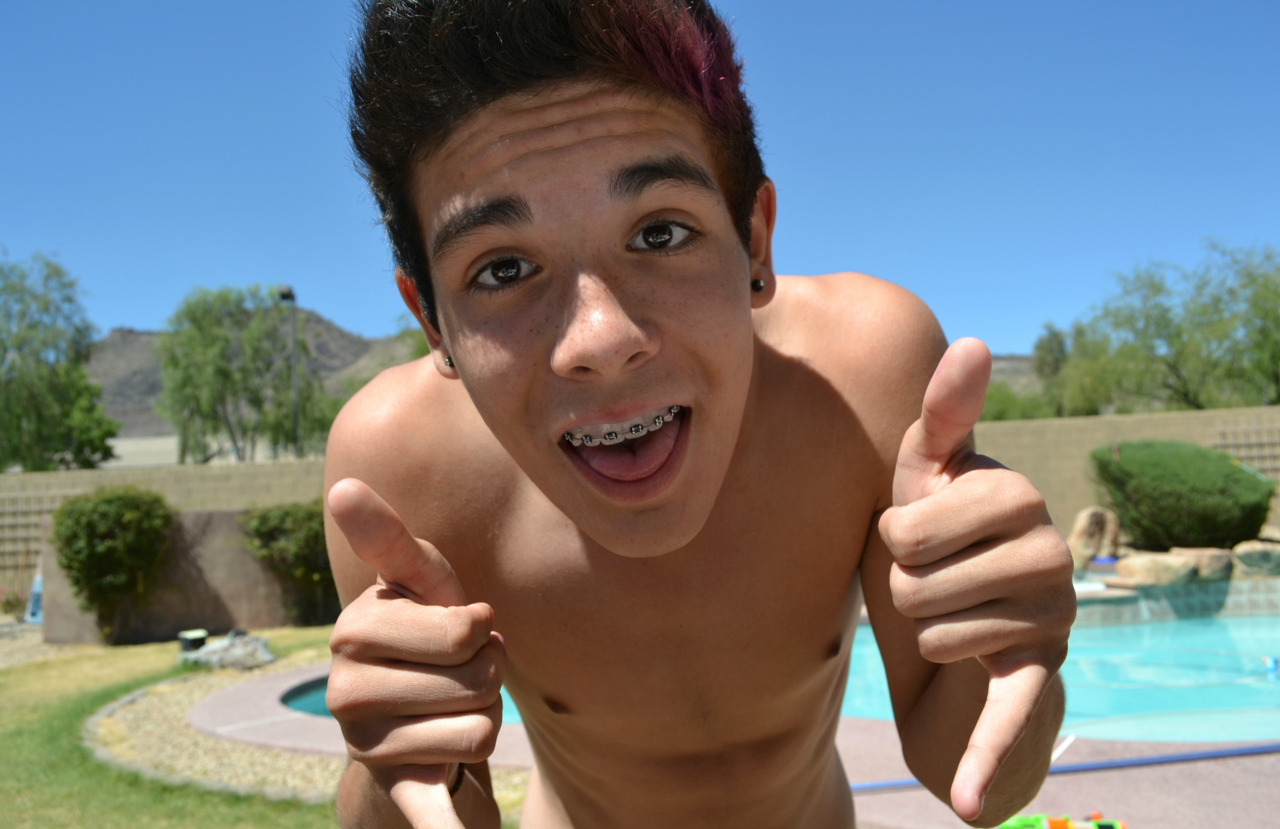 fr0zen-slushi:  why are you so attractive 