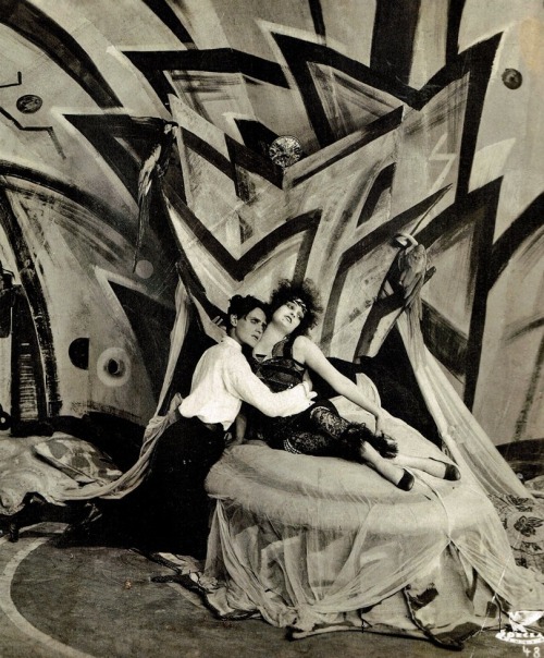 jungfrukallan:  Genuine (1920, dir. Robert Wiene) Set design by German Expressionist paint