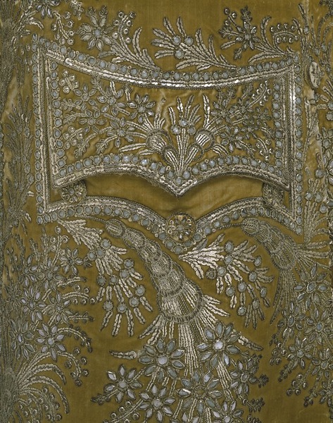 my18thcenturysource:Pocket detail on a ensemble, 1780’s. Made in France of silk velvet embroidered w