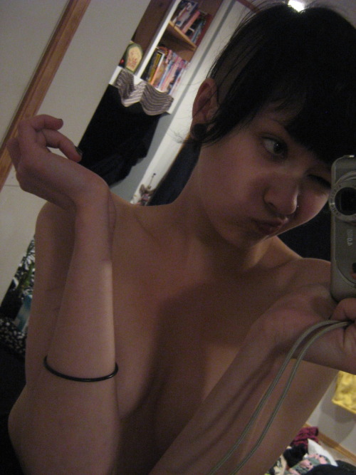 spookyboot:  Happy Topless Tuesday er’ry body. 