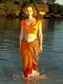 laurapalmerwalkswithme:  Gillian Anderson,Honolulu, Hawaii - 1994  Photoshoot for ‘Hello’ Magazine 