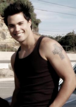 barefoot-rats:  Michael Copon (13-Noviembre-1982) 