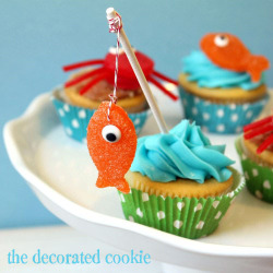 gastrogirl:  cupcakes with gumdrop fish and crab toppers. 