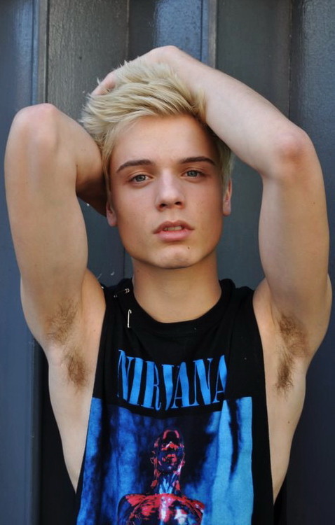 hotbeautifulboys:  I love blond guys 