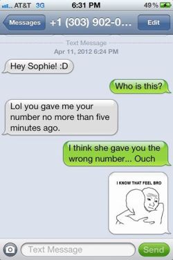 pelandobananas:  Hey Sophie! ¿Quién es? Lol me has dado tu número no hace más de 5 minutos. Creo que ella te ha dado un número erróneo. Ouch. I know that feel bro.