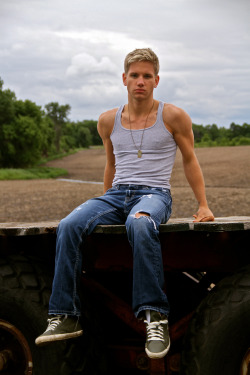 just-a-twink:  connorjon:  At a Farm  Love his look… 