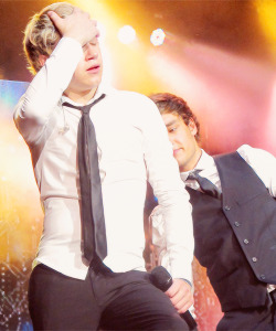 harryscockinboobearsbuttocks:  watchu lookin