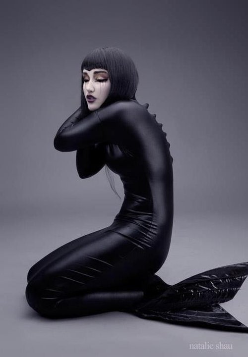 disgustinghuman:  I love how zentai suit zippers warp like that because it looks