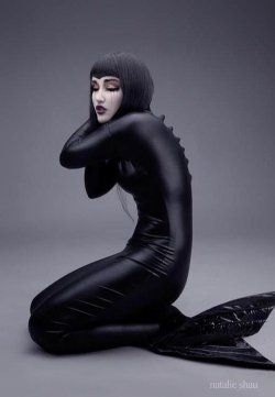 disgustinghuman:  I love how zentai suit zippers warp like that because it looks like an alien spine :3 
