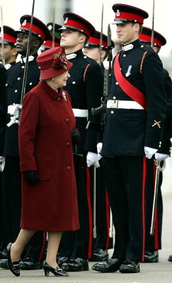 insideonemind:   It’s hard to maintain that military composure when one’s granny is inspecting!   I love how all the others are like ‘Oh shit oh shit it’s the Queen I need to stand straighter and be more professional than I’ve ever been in