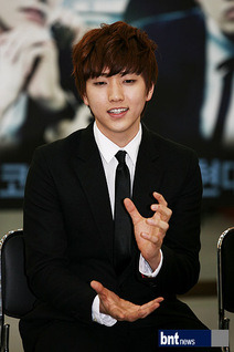 9203-20:  Manly Junghwan is manly. [Brothers Were Brave Musical Press Con] 