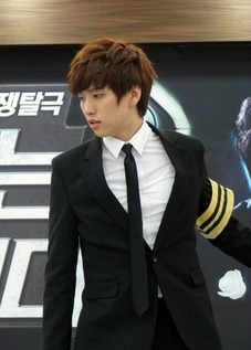 9203-20:  Manly Junghwan is manly. [Brothers Were Brave Musical Press Con] 