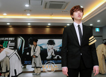 9203-20:  Manly Junghwan is manly. [Brothers Were Brave Musical Press Con] 
