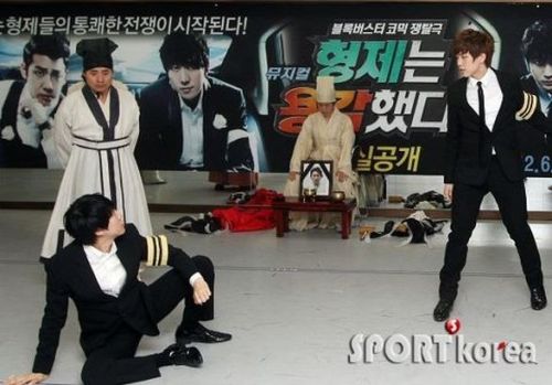9203-20:  Manly Junghwan is manly. [Brothers Were Brave Musical Press Con] 